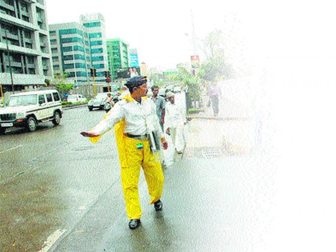 traffic Police bitten by a woman at Pune | रागाच्या भरात महिलेने घेतला पोलिसांचा चावा traffic Police bitten by a woman at Pune | रागाच्या भरात महिलेने घेतला पोलिसांचा चावा